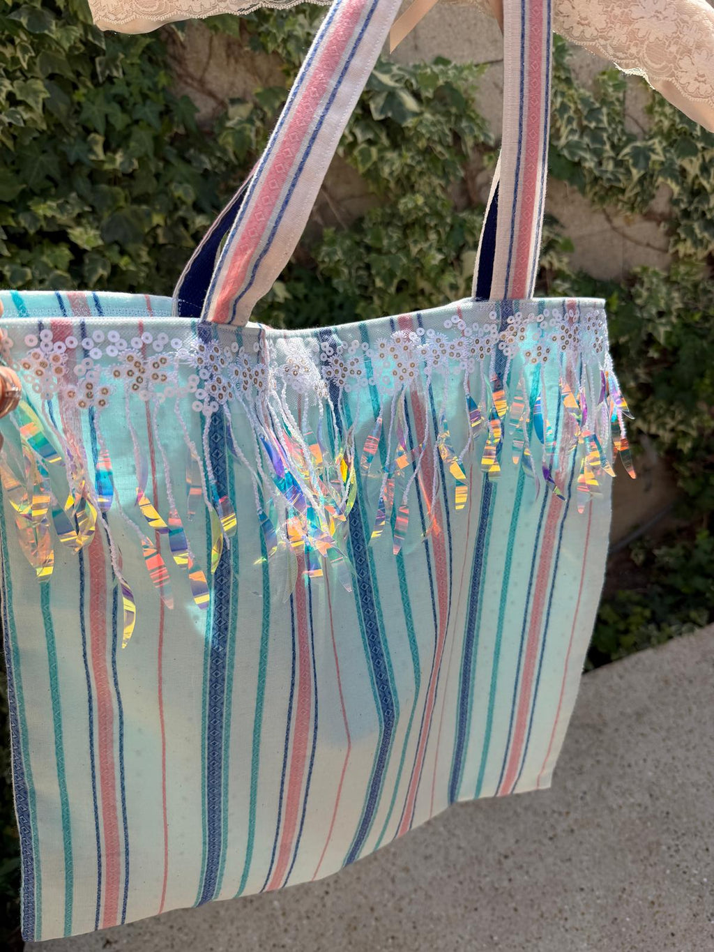 Sac cabas fait main Lyli Créarti, tissu rayé pastel avec franges holographiques et sequins, anses assorties