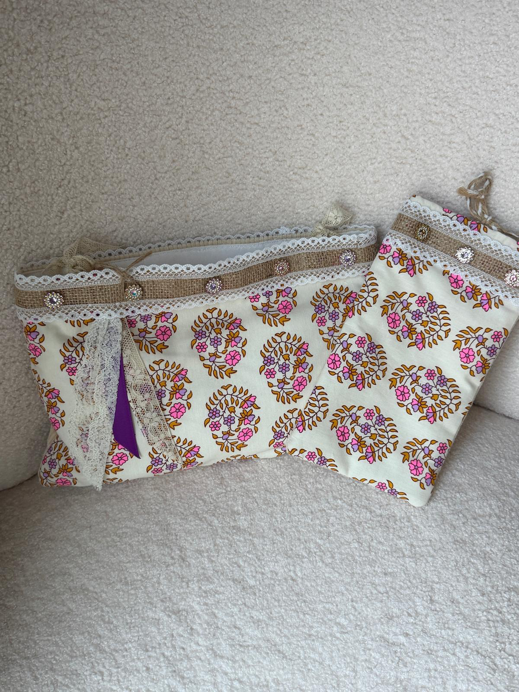 Bourses fait main en tissu imprimé fleuri rose et doré sur fond ivoire, bordure toile de jute et dentelle avec strass, rubans de dentelle assortis
