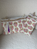 Bourses fait main en tissu imprimé fleuri rose et doré sur fond ivoire, bordure toile de jute et dentelle avec strass, rubans de dentelle assortis