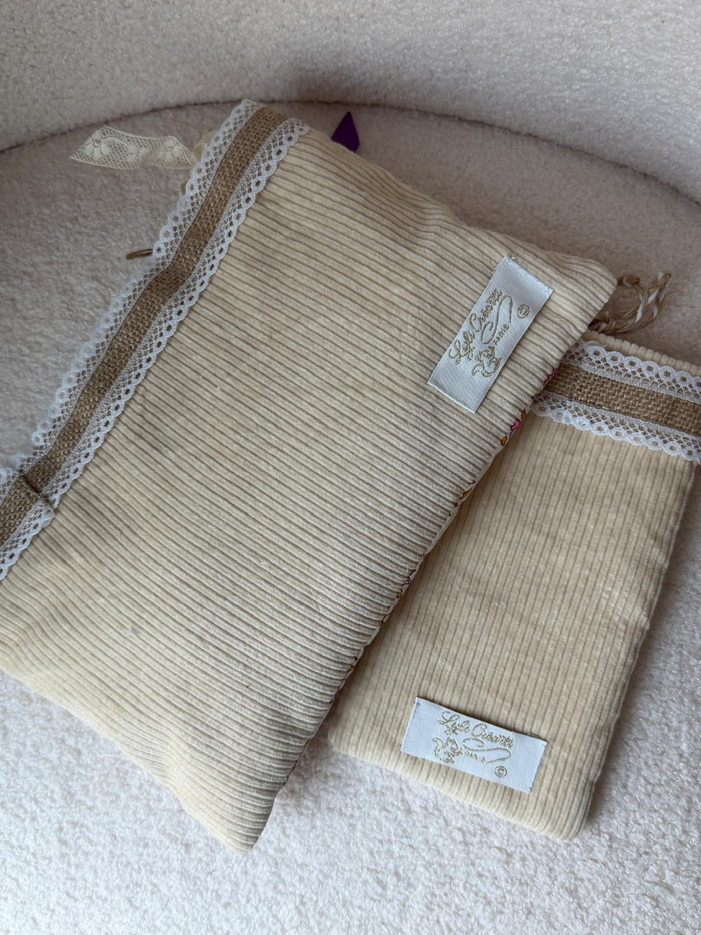Bourses fait main en velours côtelé beige, bordure toile de jute et dentelle avec étiquette Lyli Créarti Paris