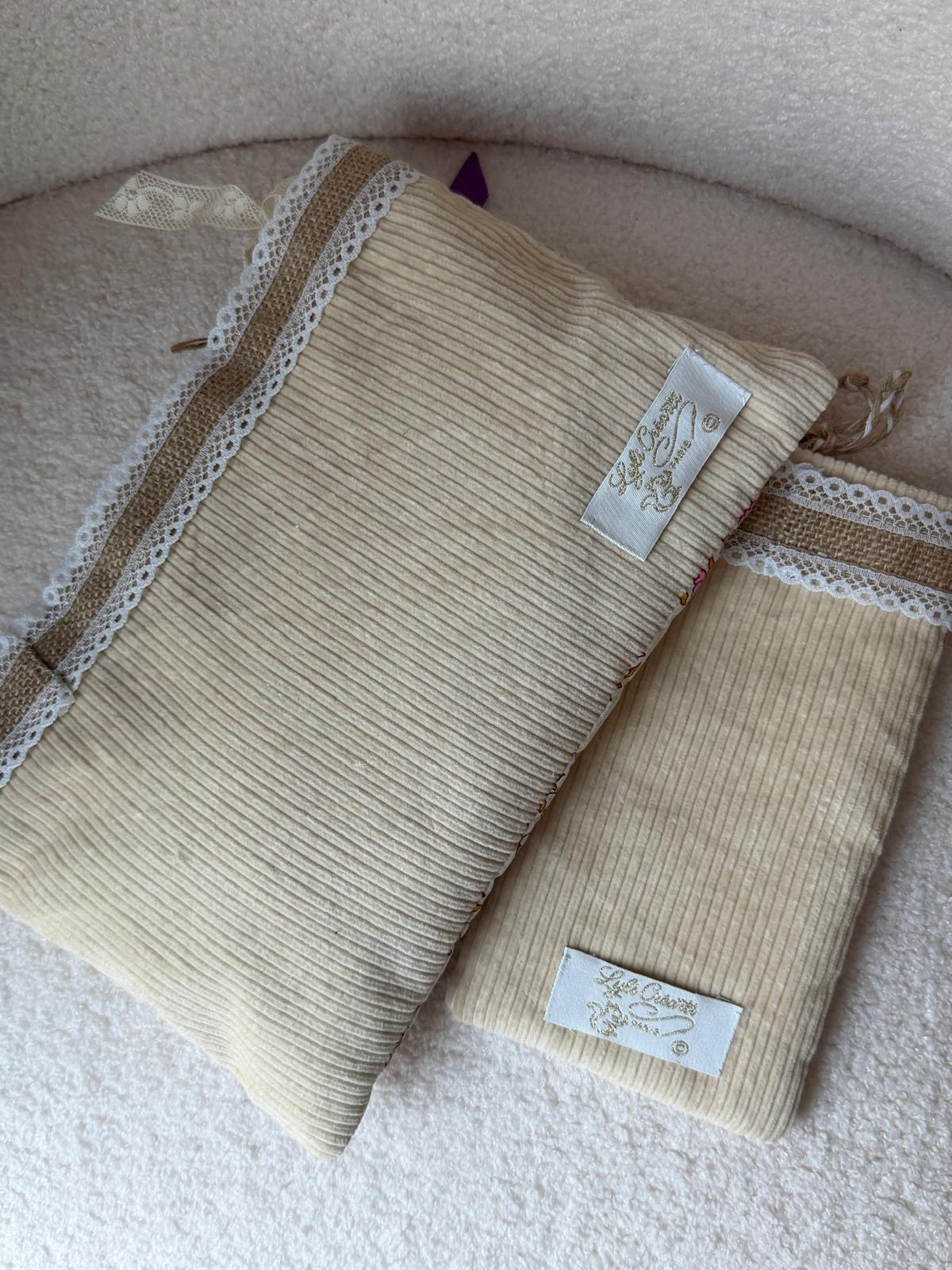Bourses fait main en velours côtelé beige, bordure toile de jute et dentelle avec étiquette Lyli Créarti Paris