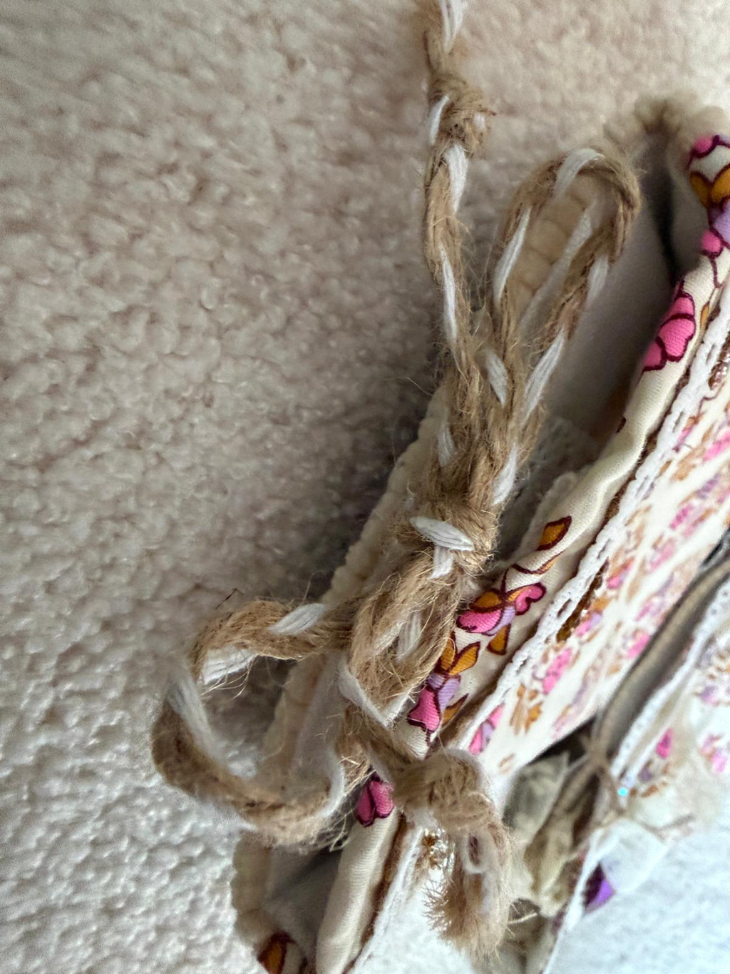 Zoom cordon en corde tressée bourse fait main Lyli Créarti, tissu imprimé fleuri rose et doré