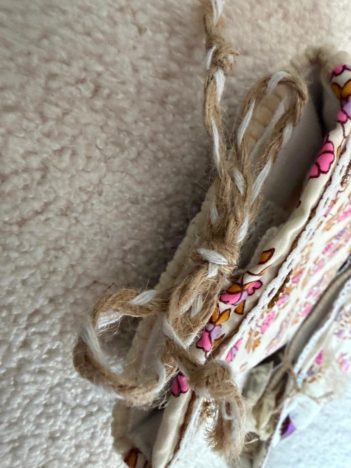 Zoom cordon en corde tressée bourse fait main Lyli Créarti, tissu imprimé fleuri rose et doré