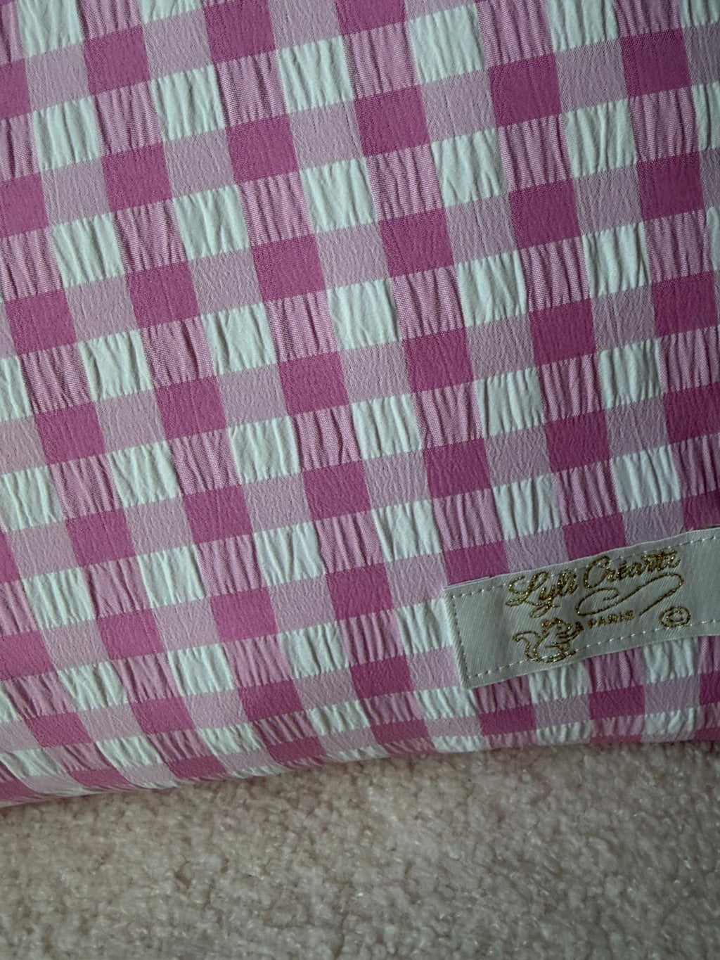 Zoom coussin fait main, tissu vichy rose et blanc texturé avec étiquette brodée Lyli Créativ Paris