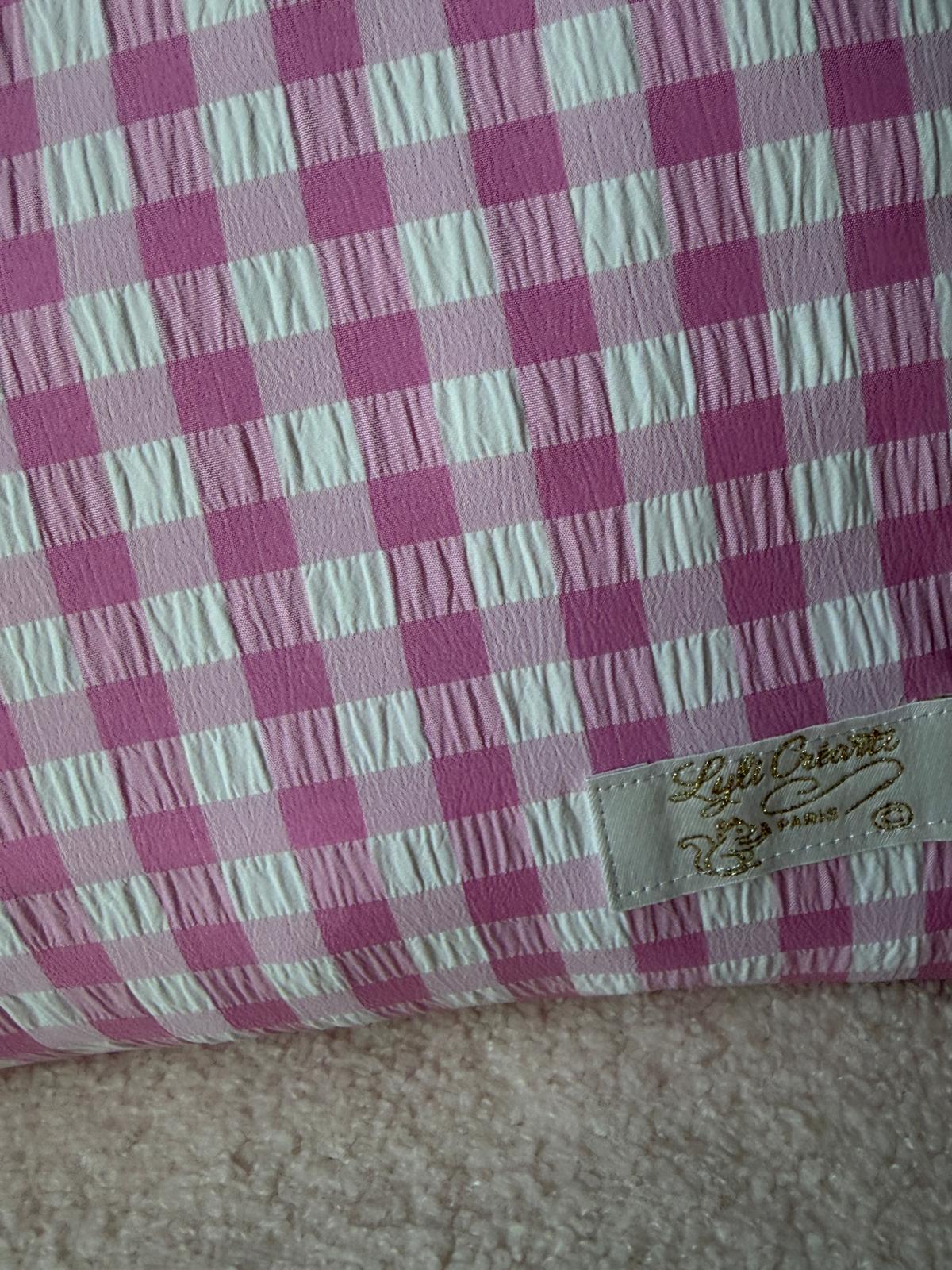 Zoom coussin fait main, tissu vichy rose et blanc texturé avec étiquette brodée Lyli Créativ Paris