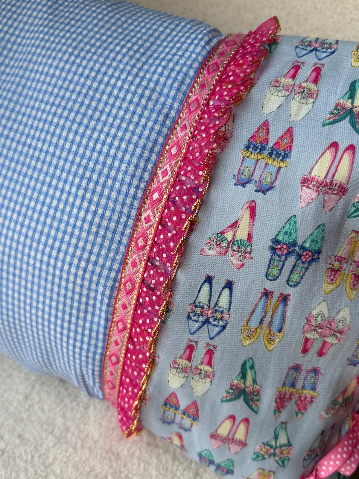 Zoom bordure coussin fait main, jonction tissu vichy bleu et impression escarpins vintage avec galon rose à pois et fil doré