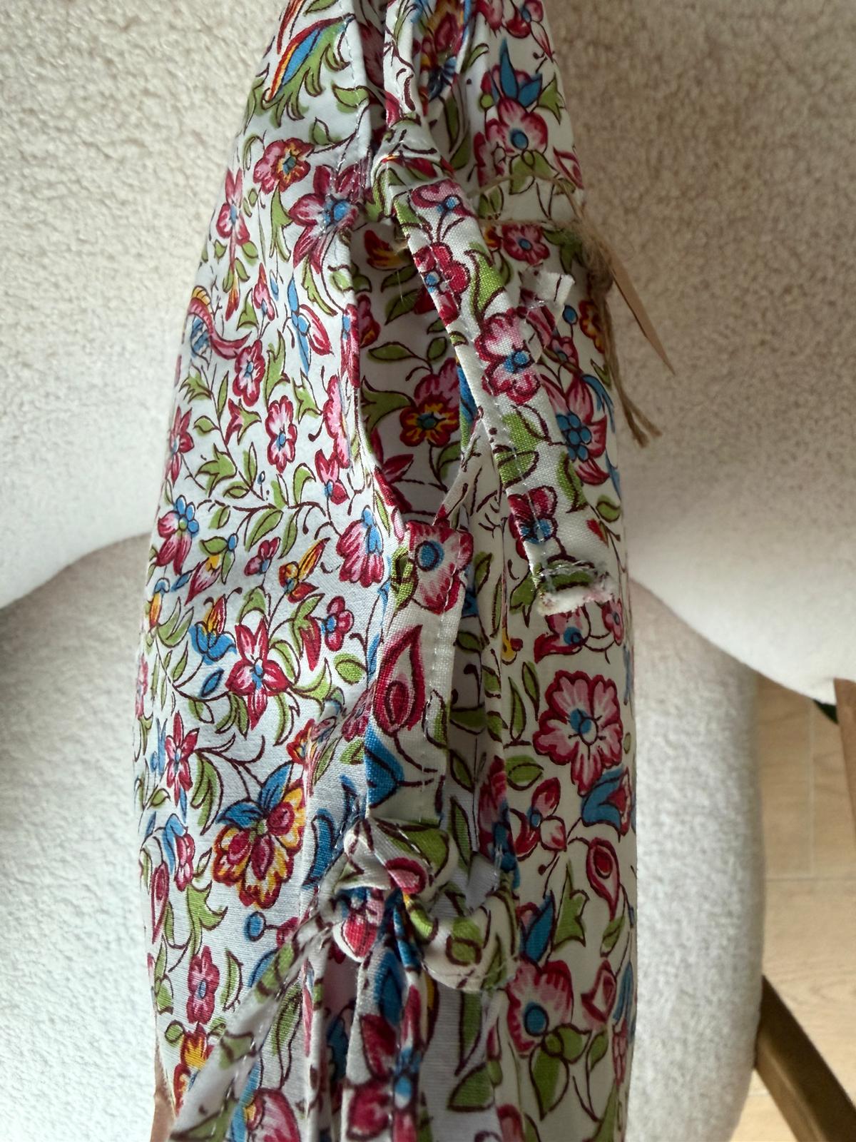 Coussin fait main Lyli Créarti, vue de profil, imprimé floral liberty multicolore et vichy bleu