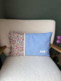 Coussin cousu main associant vichy bleu et coton fleuri rouge et vert, galon de dentelle écrue