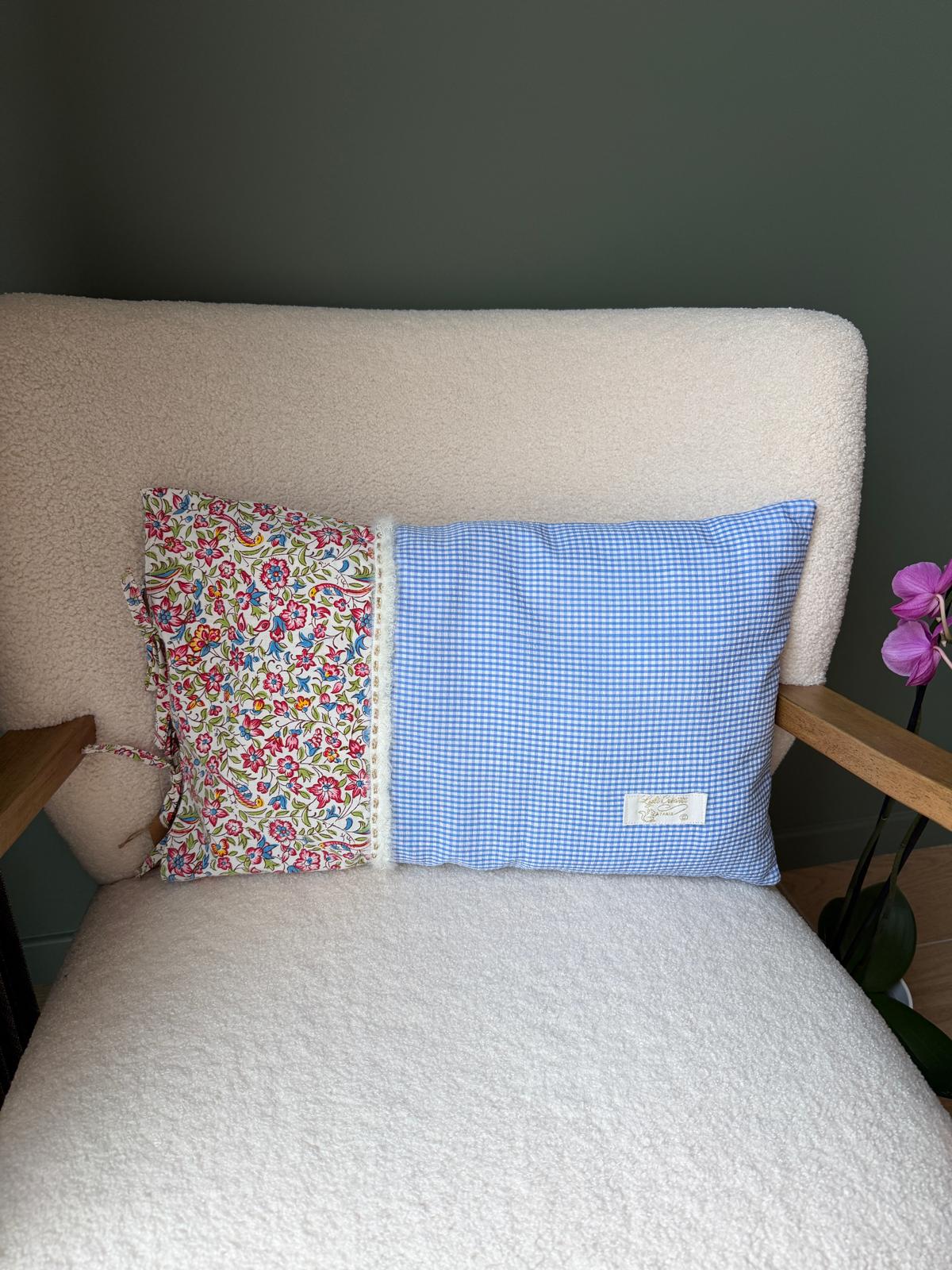 Coussin cousu main associant vichy bleu et coton fleuri rouge et vert, galon de dentelle écrue
