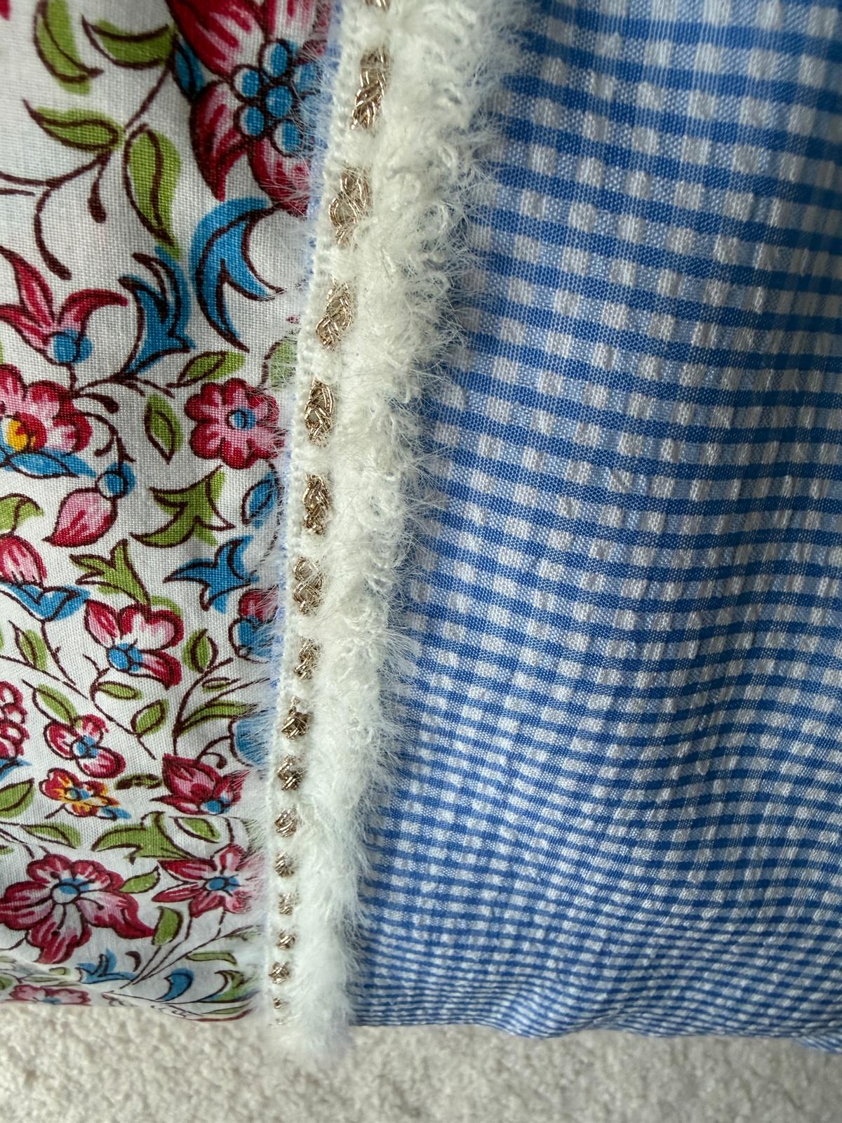 Détail finitions coussin fait main, tissu liberty fleuri et galon effet fourrure
