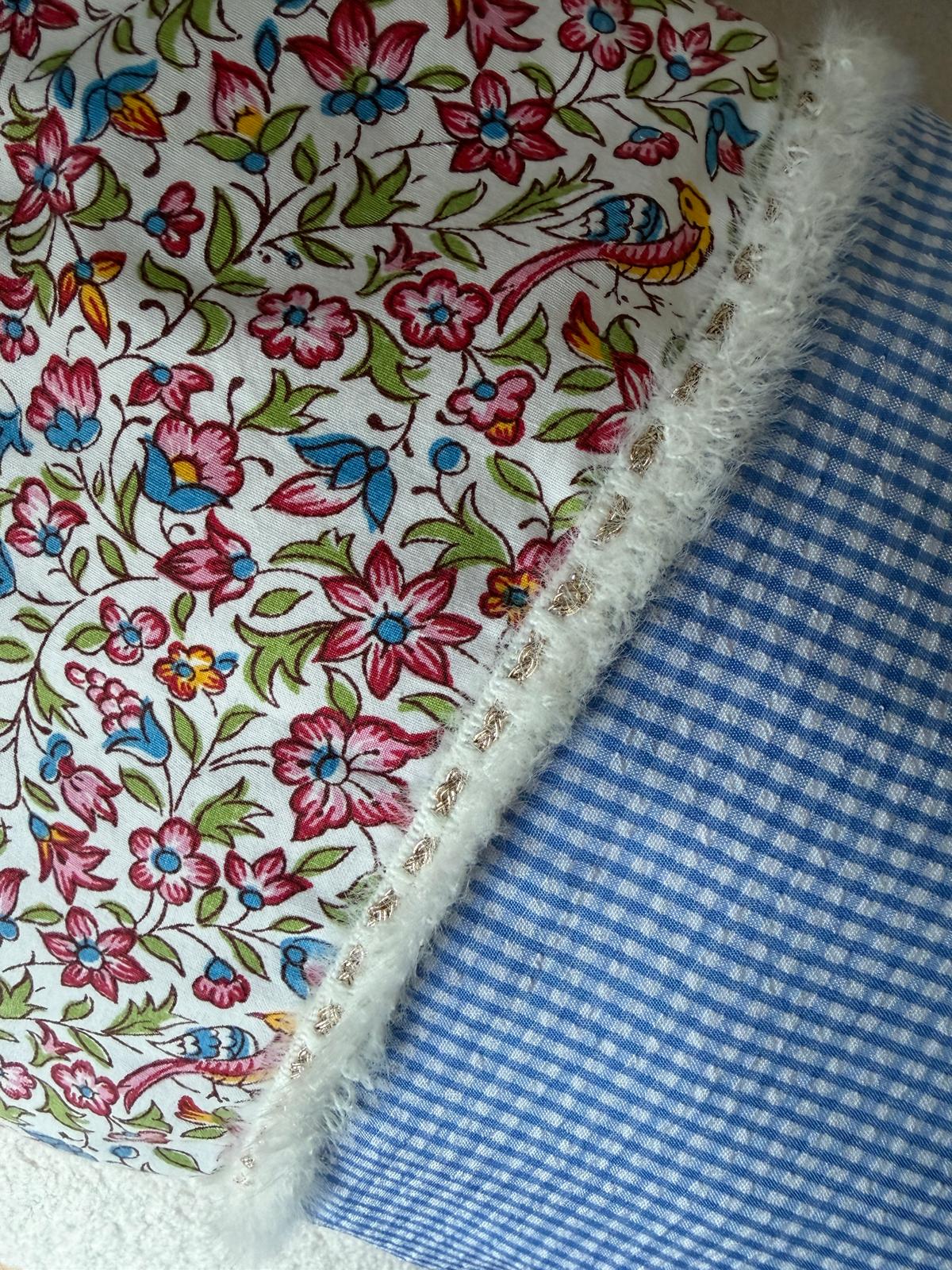 Détail coussin fait main, jonction imprimé floral liberty multicolore et doublure vichy bleu