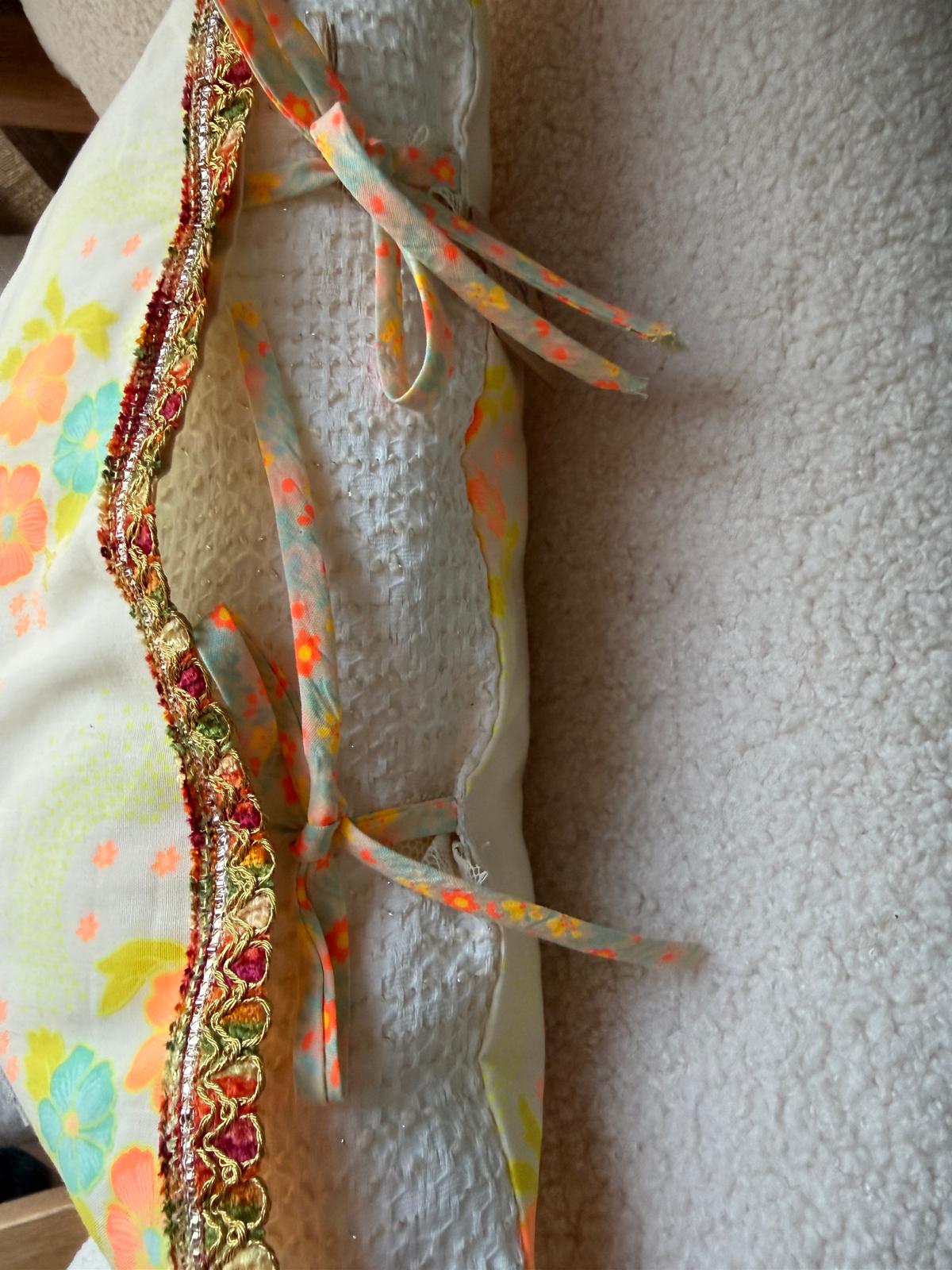 Fermeture par liens noués en tissu fleuri au dos du coussin en coton vintage, cousu main