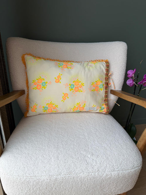 Coussin rectangulaire cousu main en coton vintage à fleurs orange et jaunes, galon orange festonné