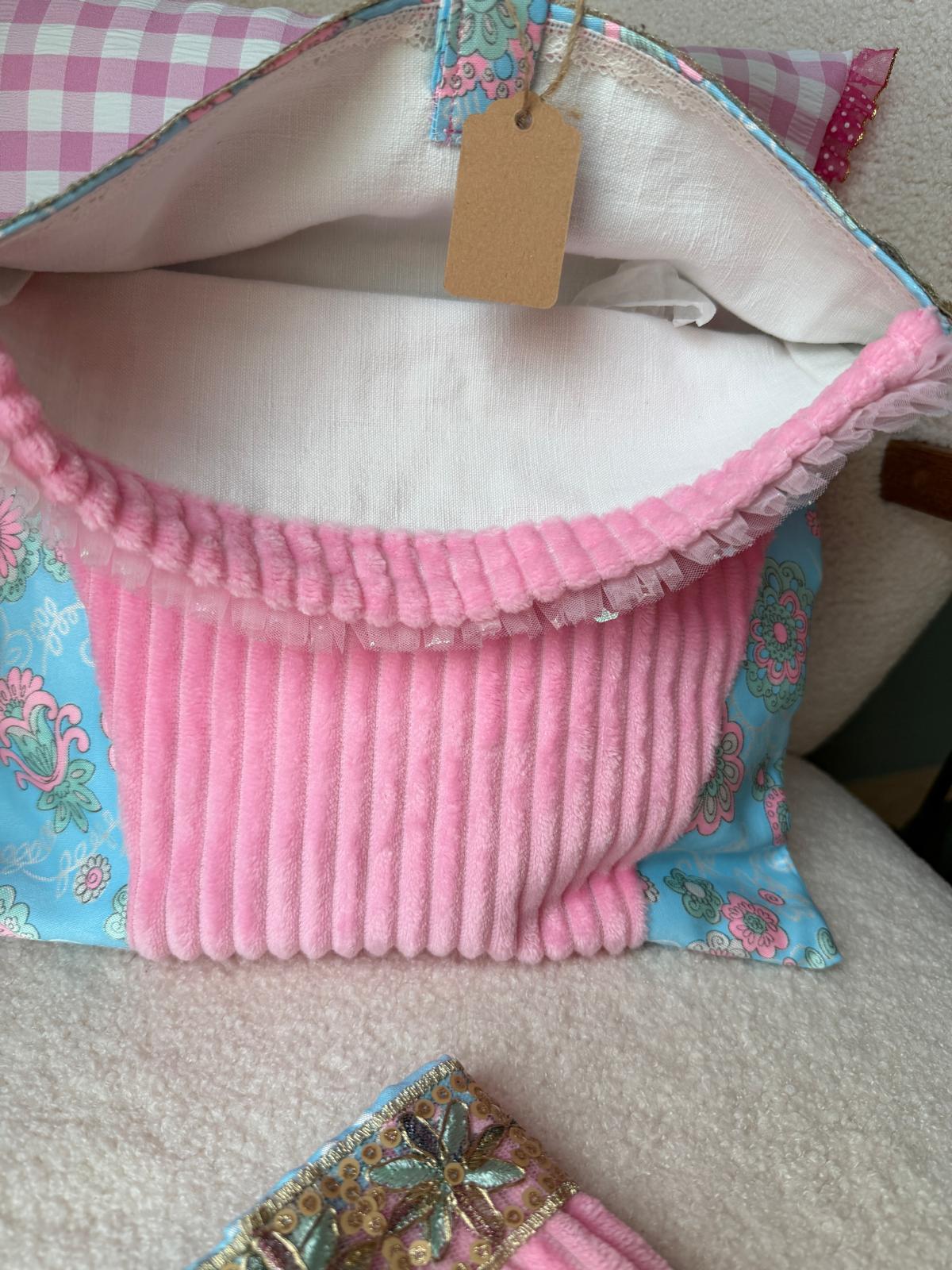 Intérieur doublé en coton blanc de la pochette en velours côtelé rose, cousu main
