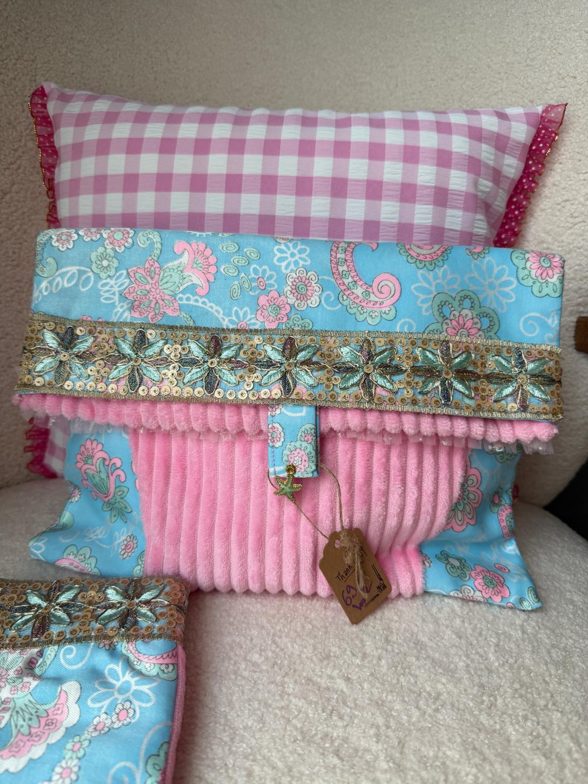 Pochette fait main en velours côtelé rose et tissu cachemire bleu, galon brodé pailleté
