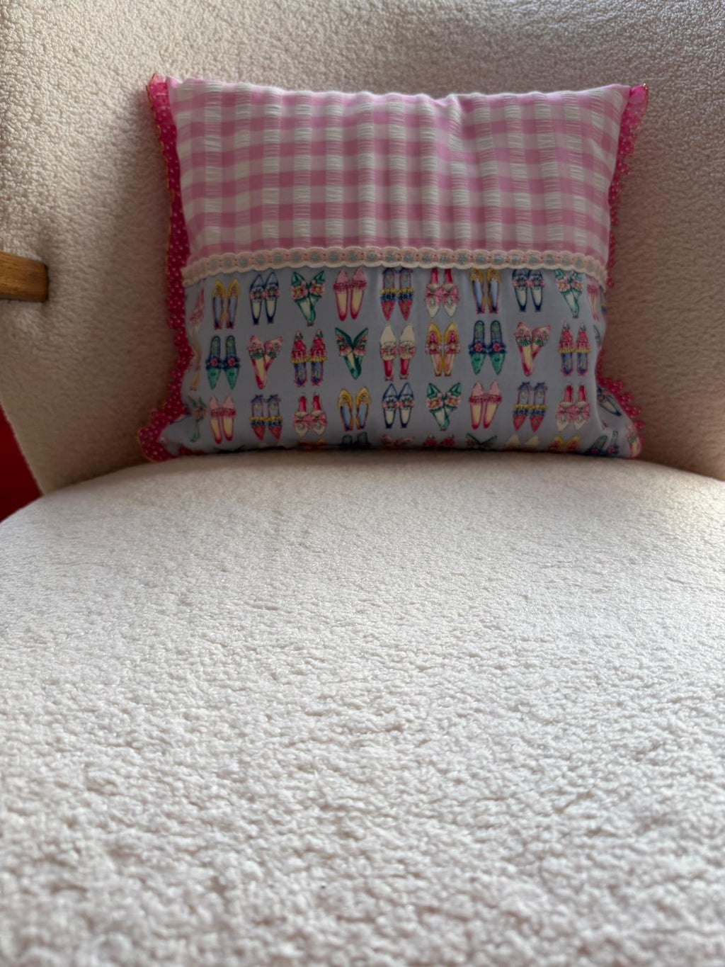 Coussin cousu main associant vichy rose et coton imprimé chaussons, bordé d'un volant rose à pois