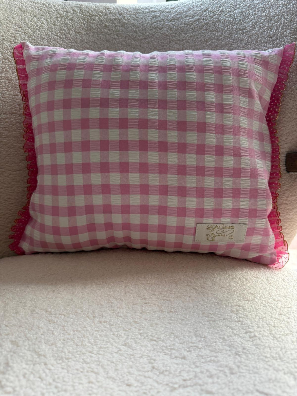 Verso du coussin en vichy rose gaufré avec volant froncé et étiquette brodée Lyli Créarti Paris