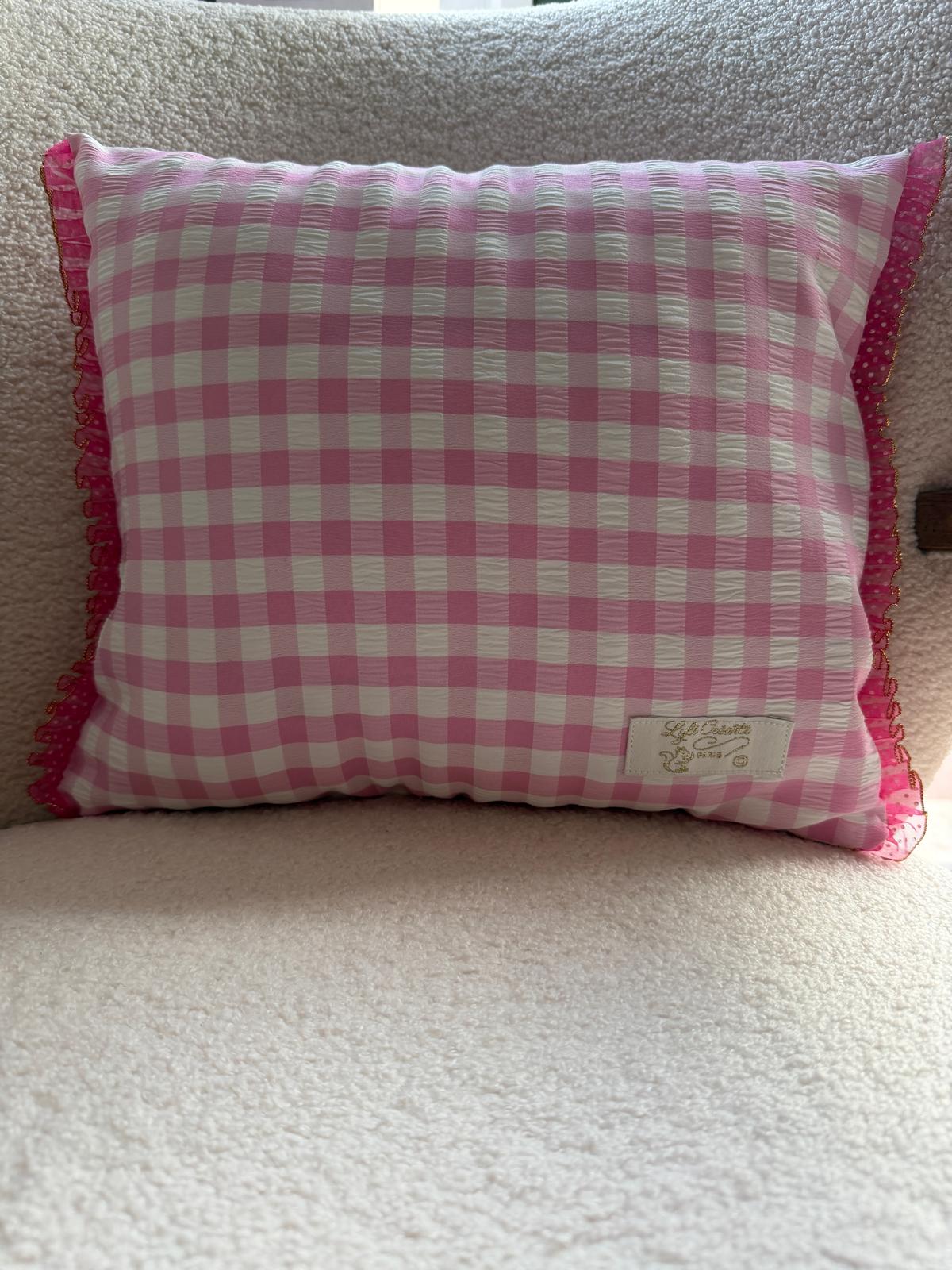 Verso du coussin en vichy rose gaufré avec volant froncé et étiquette brodée Lyli Créarti Paris