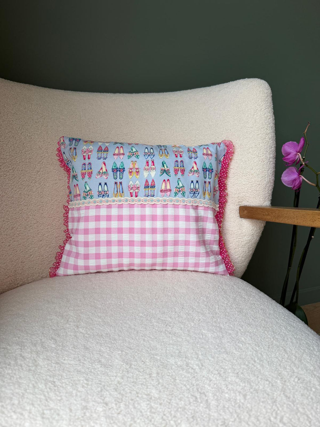 Coussin rectangulaire cousu main, imprimé chaussures sur fond bleu et vichy rose, galon dentelle