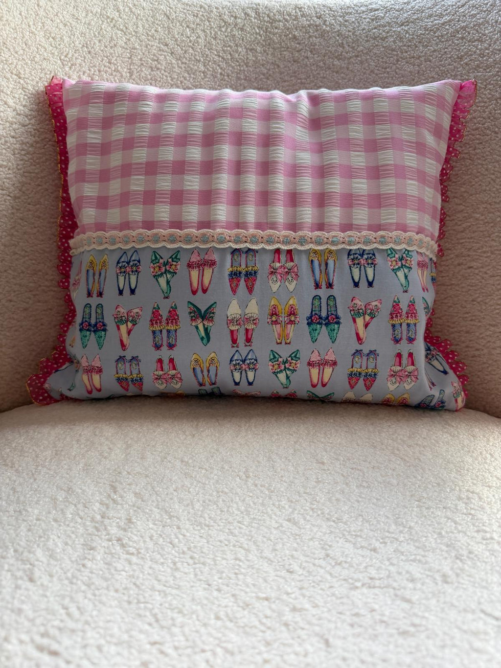 Coussin cousu main en vichy rose et coton imprimé escarpins, séparés par un galon de dentelle fleuri