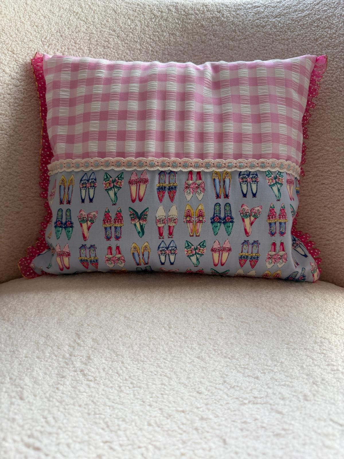 Coussin cousu main en vichy rose et coton imprimé escarpins, séparés par un galon de dentelle fleuri