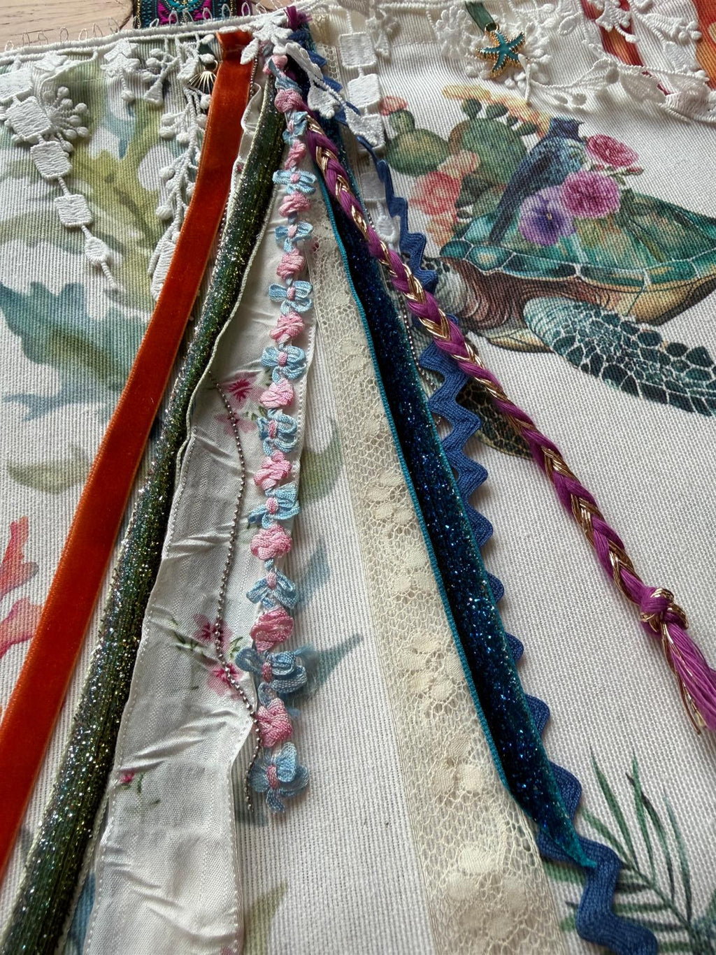 Détail des rubans de velours, galons fleuris et tresses ornant le sac cabas motif marin, cousu main