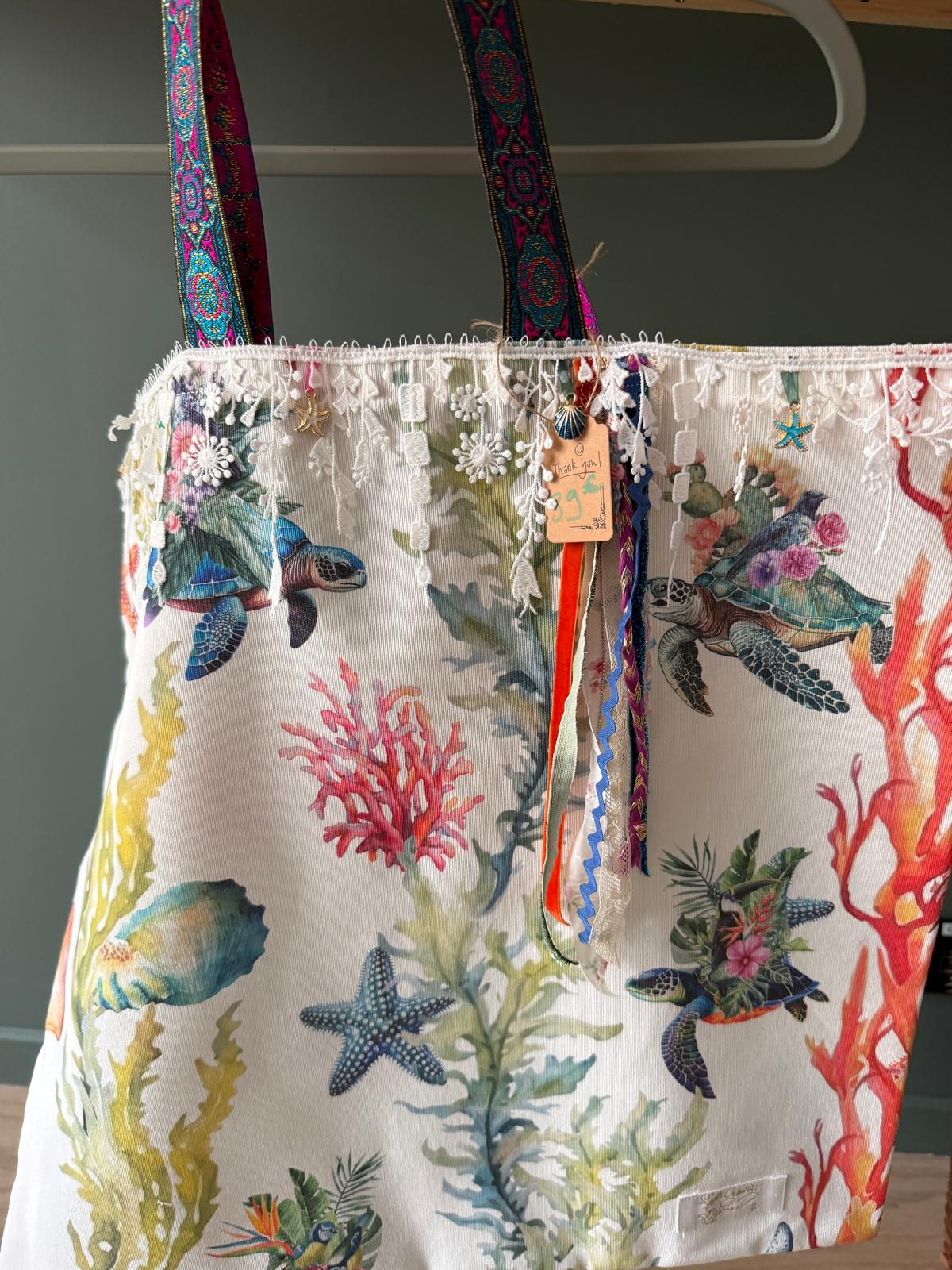 Sac cabas motif marin suspendu, galon de dentelle blanche, breloques coquillage et rubans, cousu main