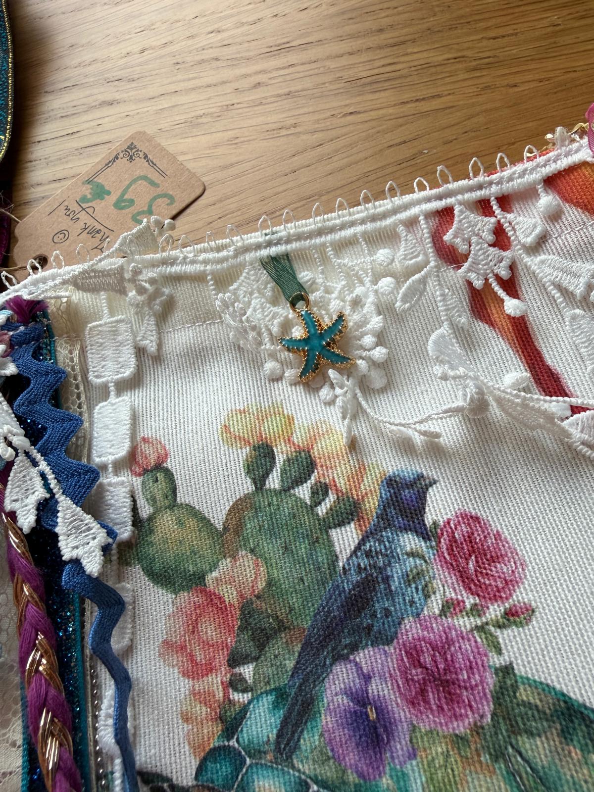 Détail dentelle blanche, breloque étoile de mer turquoise et rubans sur sac cabas en coton imprimé