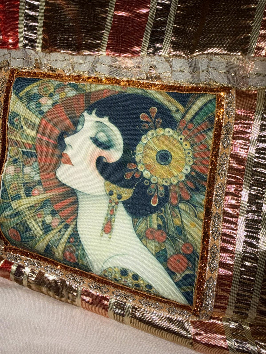 Zoom médaillon pochette fait main Lyli Créarti, illustration Art Déco portrait de femme, bordure paillettes dorées et argentées