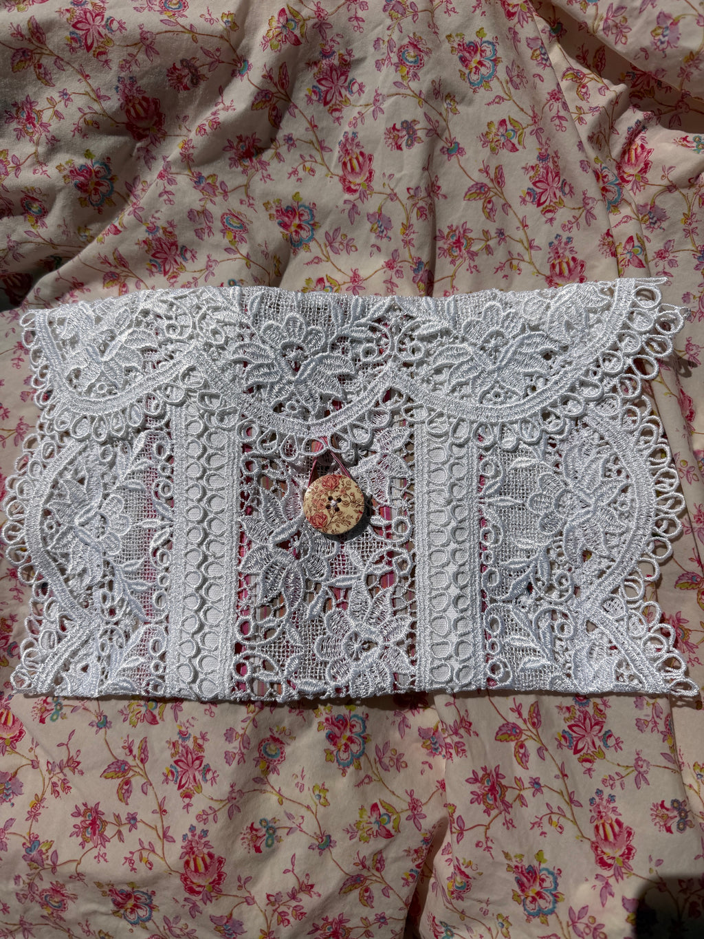 Pochette en dentelle ancienne - blanc rose & liserés or