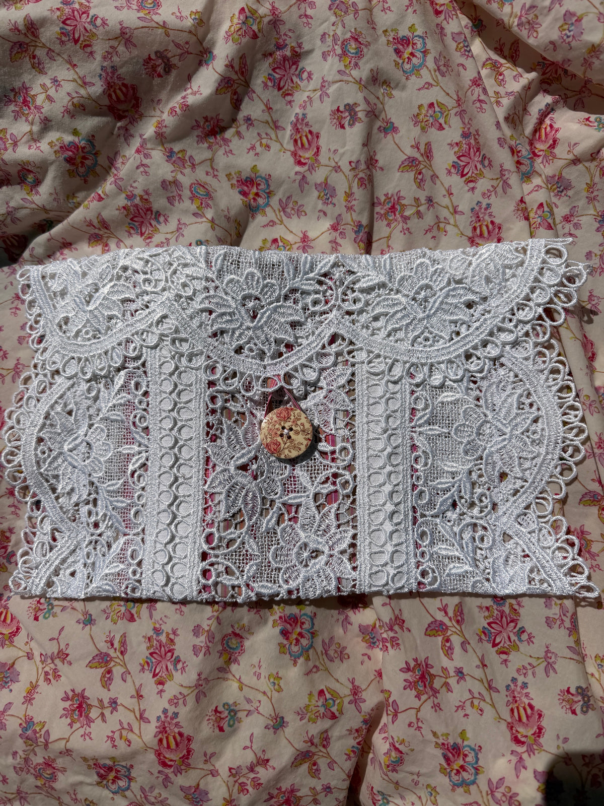 Pochette en dentelle ancienne - blanc rose & liserés or