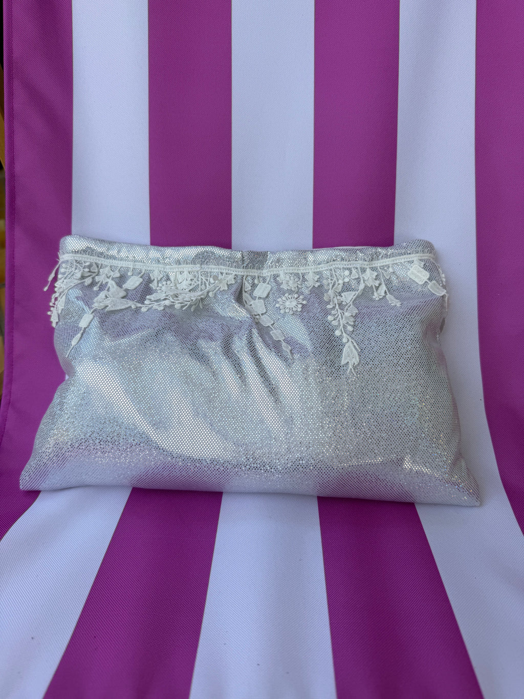 Pochette souple argentée & dentelle bl