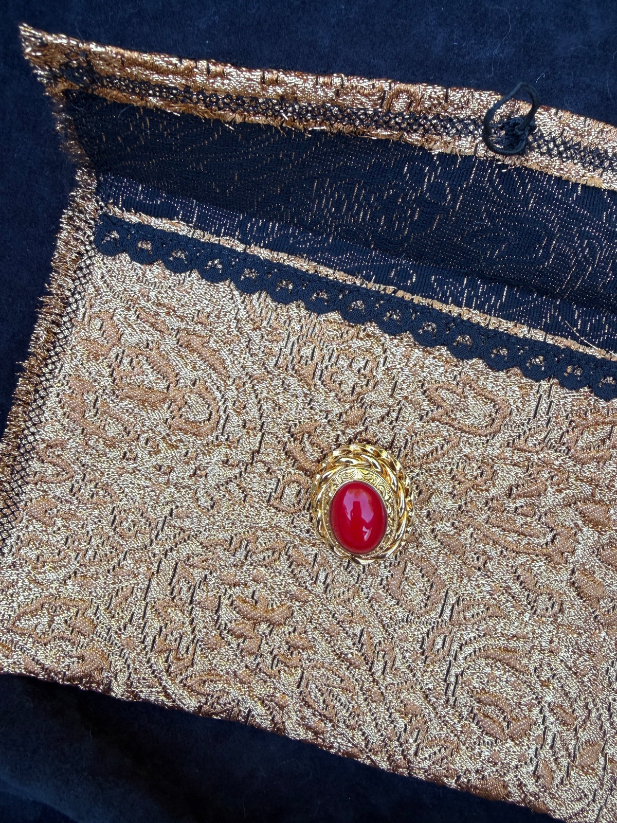 Pochette précieuse en brocart doré