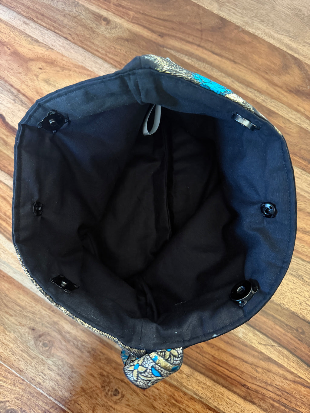 Pochette précieuse – noir, or & bleu turquoise ✨