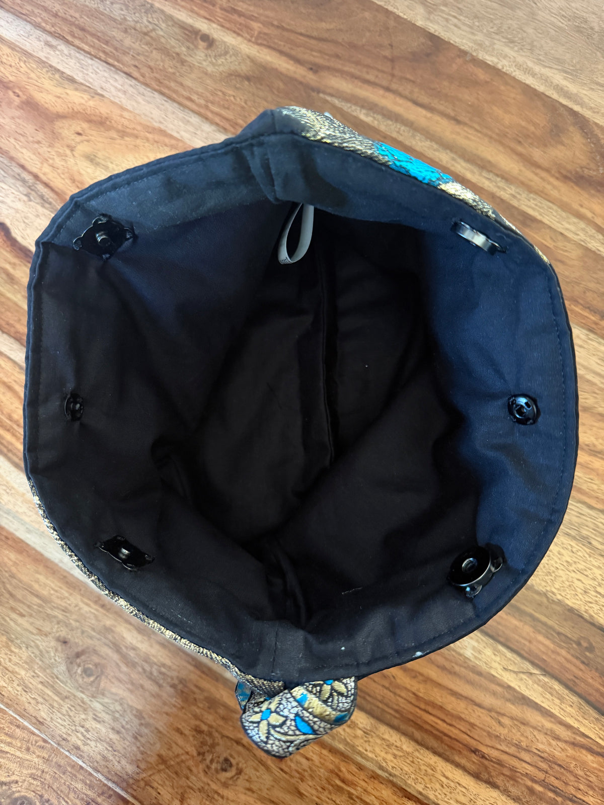 Pochette précieuse – noir, or & bleu turquoise ✨