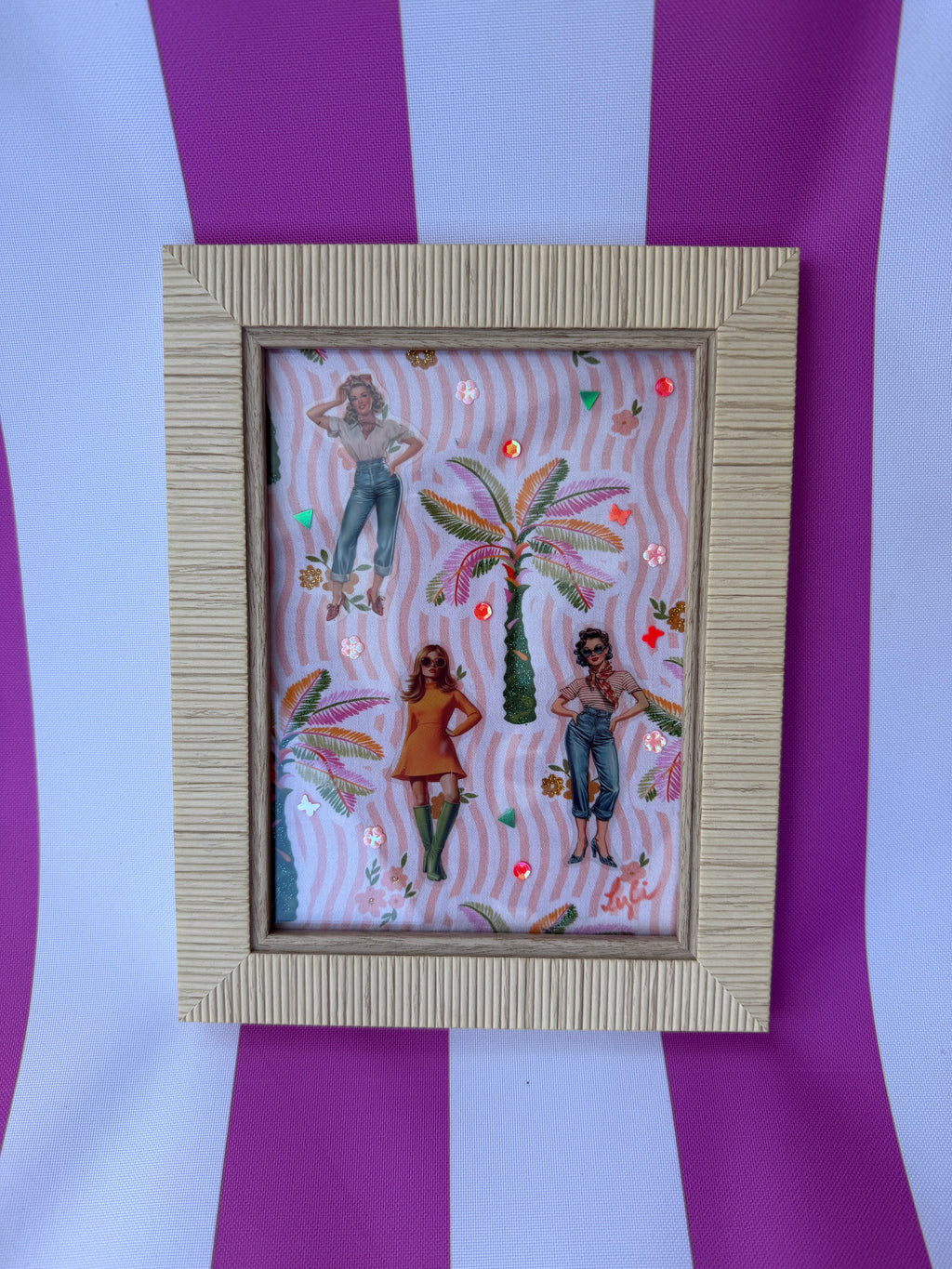 « Les Demoiselles Rétro » – Tableau textile, pièce unique
