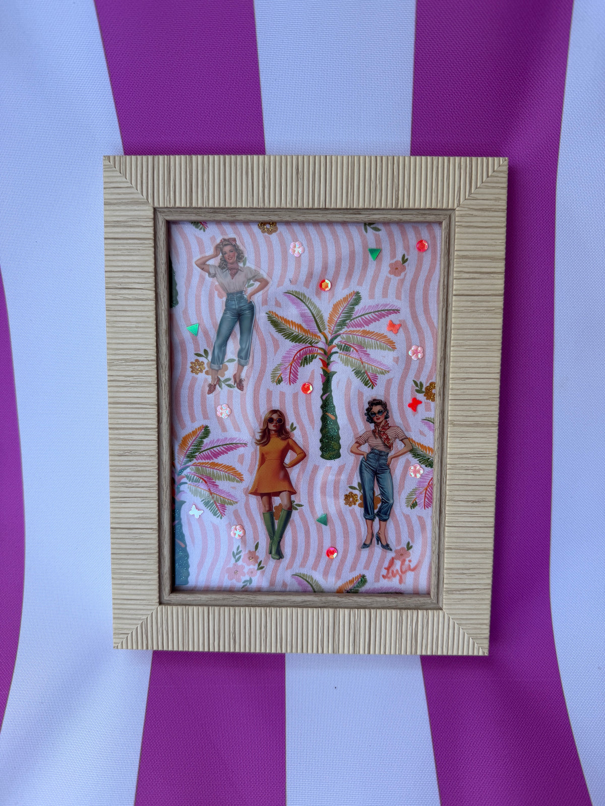 « Les Demoiselles Rétro » – Tableau textile, pièce unique