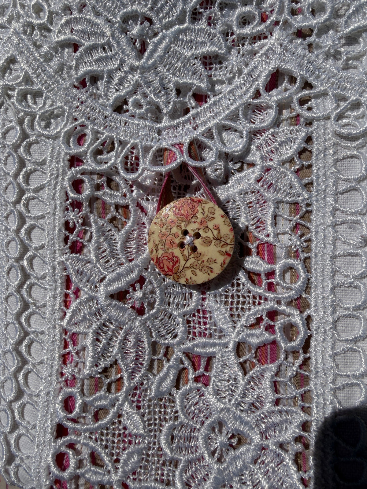 Pochette en dentelle ancienne - blanc rose & liserés or