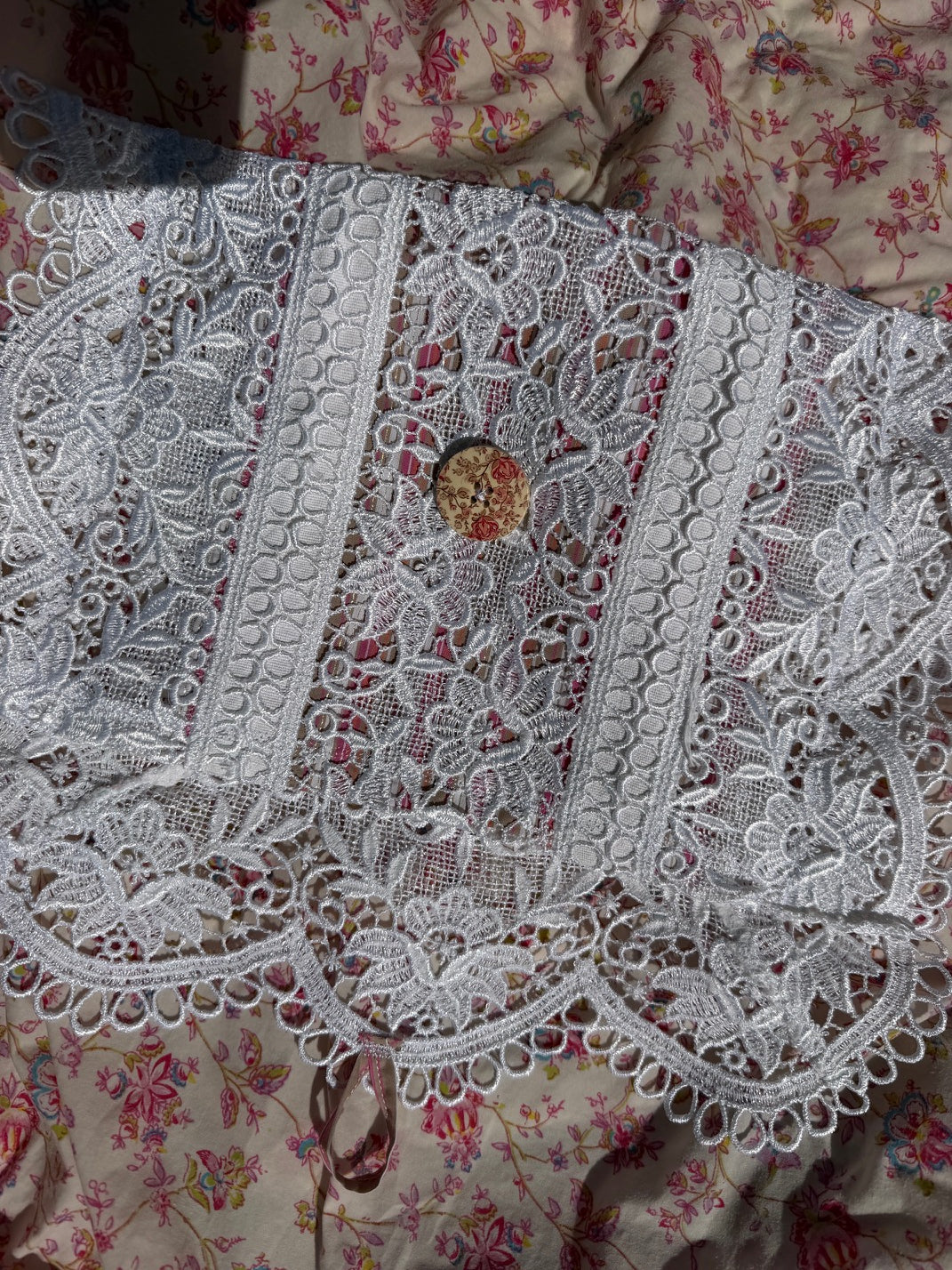 Pochette en dentelle ancienne - blanc rose & liserés or