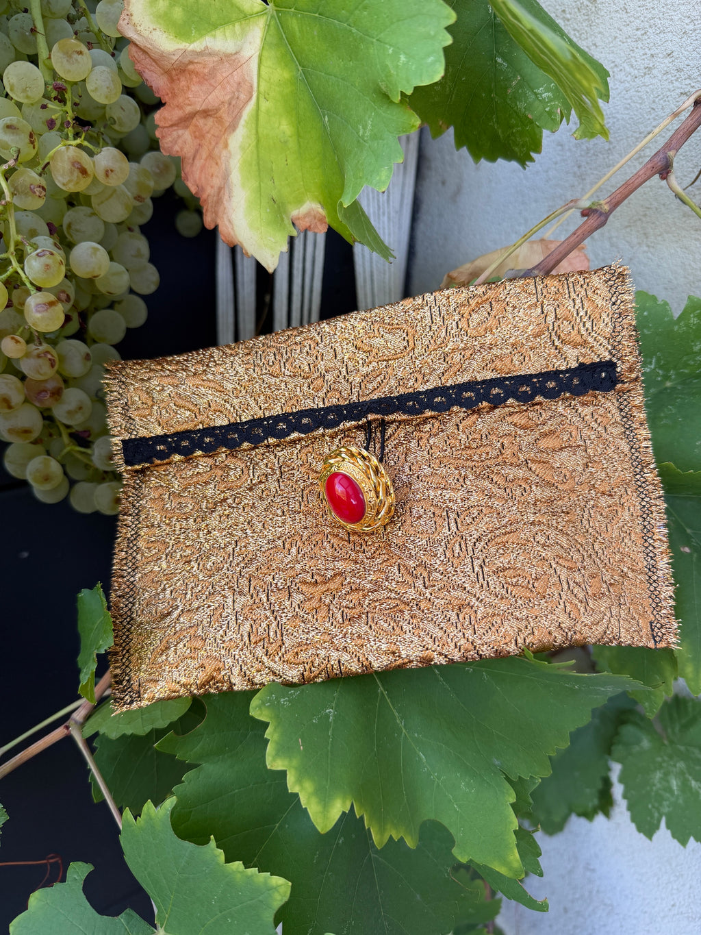 Pochette précieuse en brocart doré