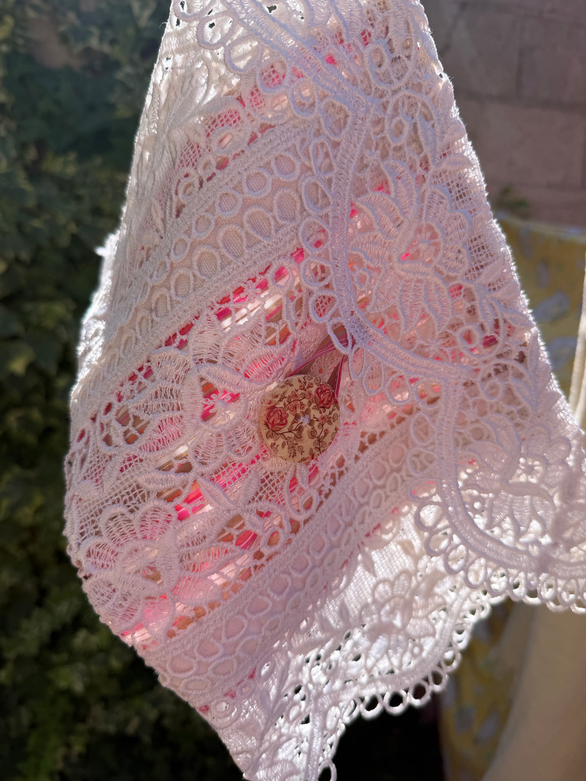 Pochette en dentelle ancienne - blanc rose & liserés or