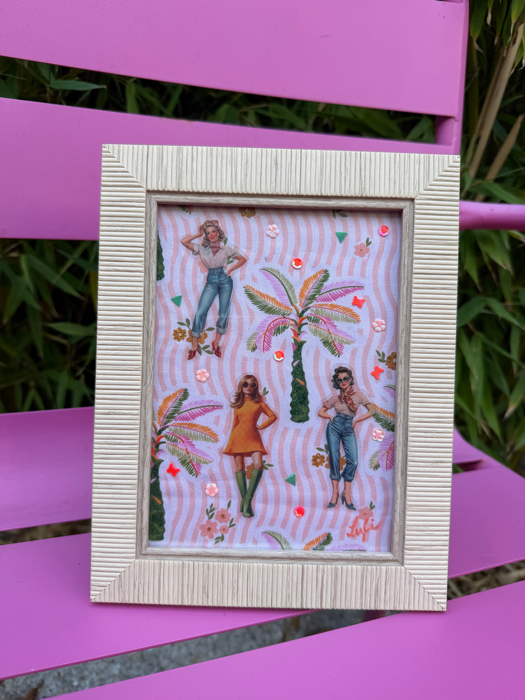 « Les Demoiselles Rétro » – Tableau textile, pièce unique
