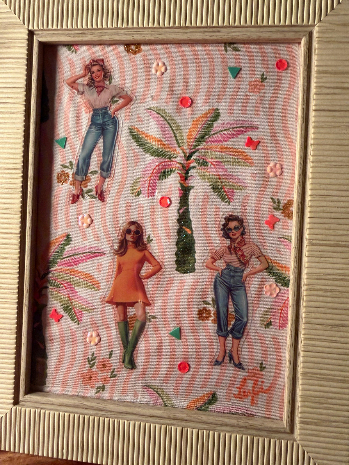 « Les Demoiselles Rétro » – Tableau textile, pièce unique
