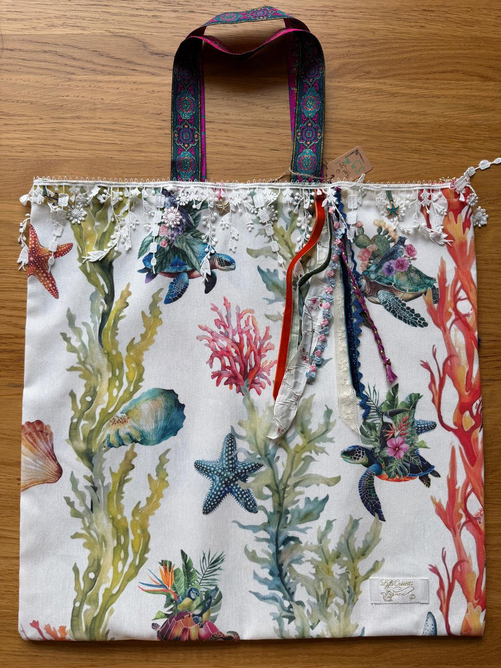 Sac cabas en coton imprimé motif marin aquarellé, tortues et coraux, bordé de dentelle blanche, cousu main